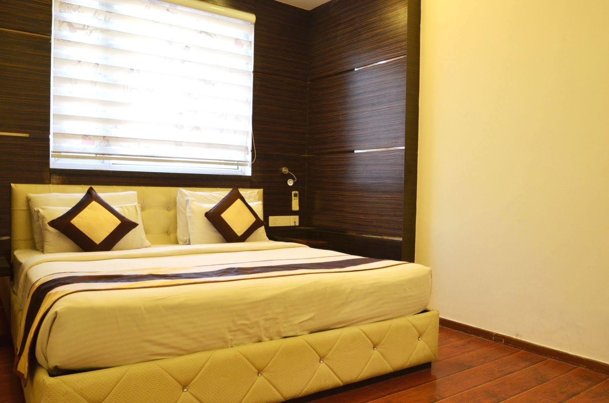 Hotel Metro View Делі Екстер'єр фото