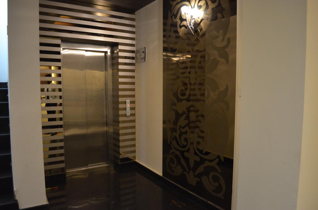 Hotel Metro View Делі Екстер'єр фото